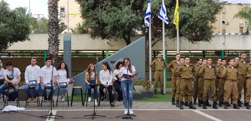 ××§×¡ ××©×¤×××ª_1 (Small)