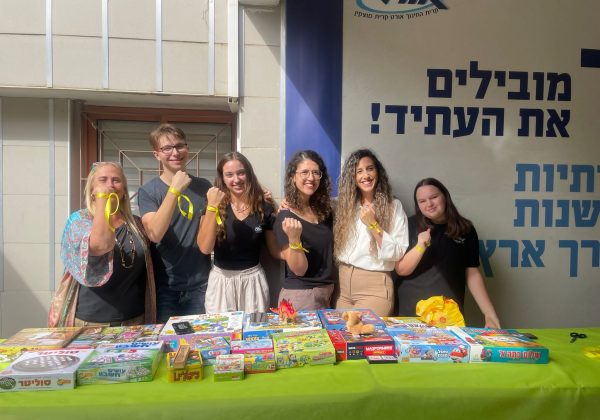 מועצת התלמידים בתיכון אורט קריית מוצקין – בהפנינג לאיסוף צעצועים למשפחות מתנדבי זק״א