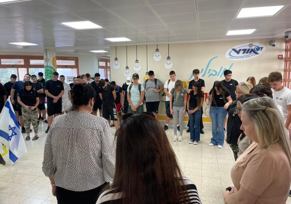 בית הספר אורט מוצקין מרכין ראשו ומכבד את הנופלים במלחמת “חרבות ברזל”, בוגרי בית הספר, בהדלקת נרות זיכרון